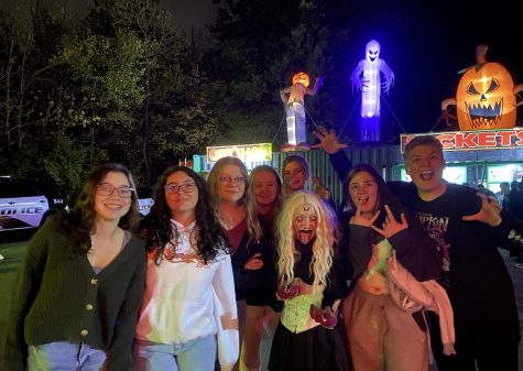 A group of friends posing with one of the scare actors at Wicked World Scaregrounds in Nicholasville, KY. (From left to right: Isabella Dietzel, Julia Finley, Abby Daniels, Sidney Chadwell, Alyssa Lucas, Scare Actor, Rachael Combs, Logan Gwynn.)