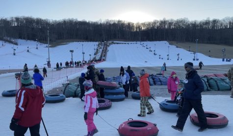 Lawrenceburg, IN: People having a day out at Perfect North on the Tubing Slopes.