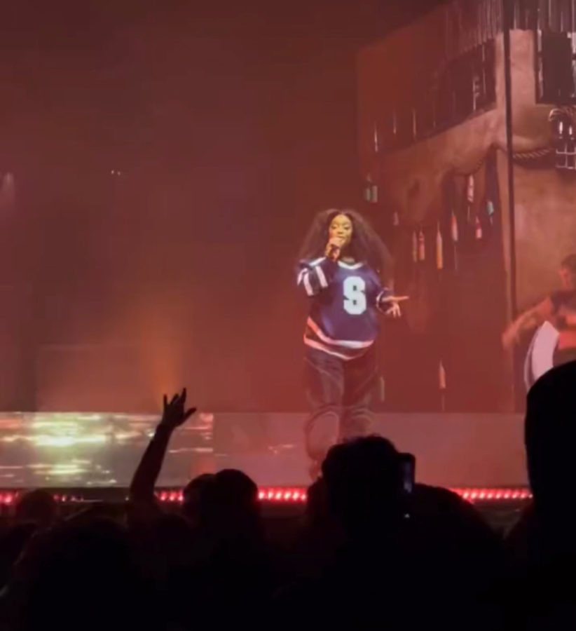 SZA performing her hit song "Snooze", live on the SZA tour in Columbus, Ohio.