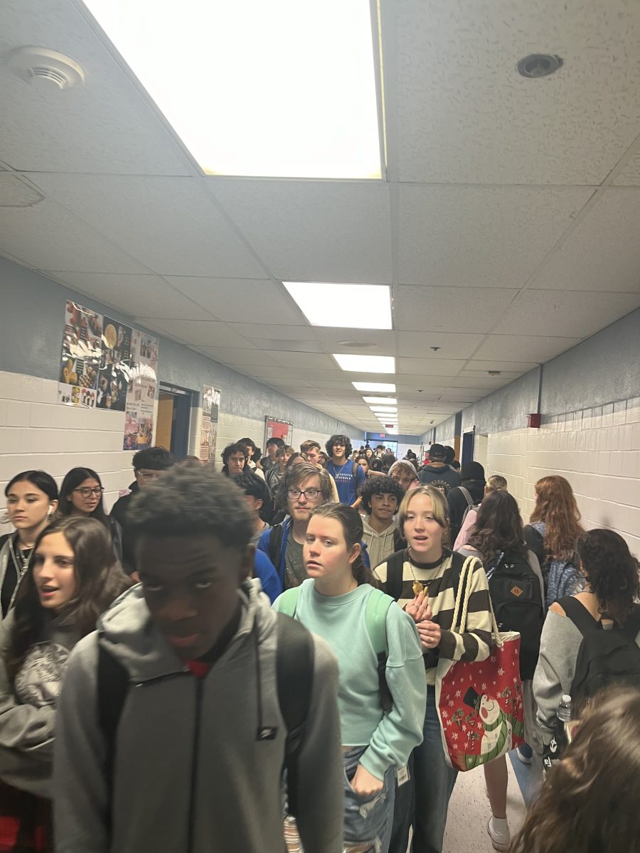 Crowded English hallway during class change from 3rd to 4th hour. Taken December 4, 2023.