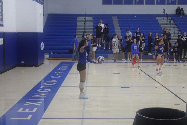 Varsity player Elise Tremble (#3) preparing to serve. Sept. 23, 2025.